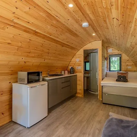 Mount Hillary Pods كورك